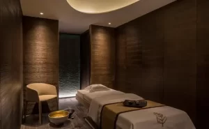 Phòng trị liệu spa với ánh sáng ấm gián tiếp và vật liệu gỗ tự nhiên